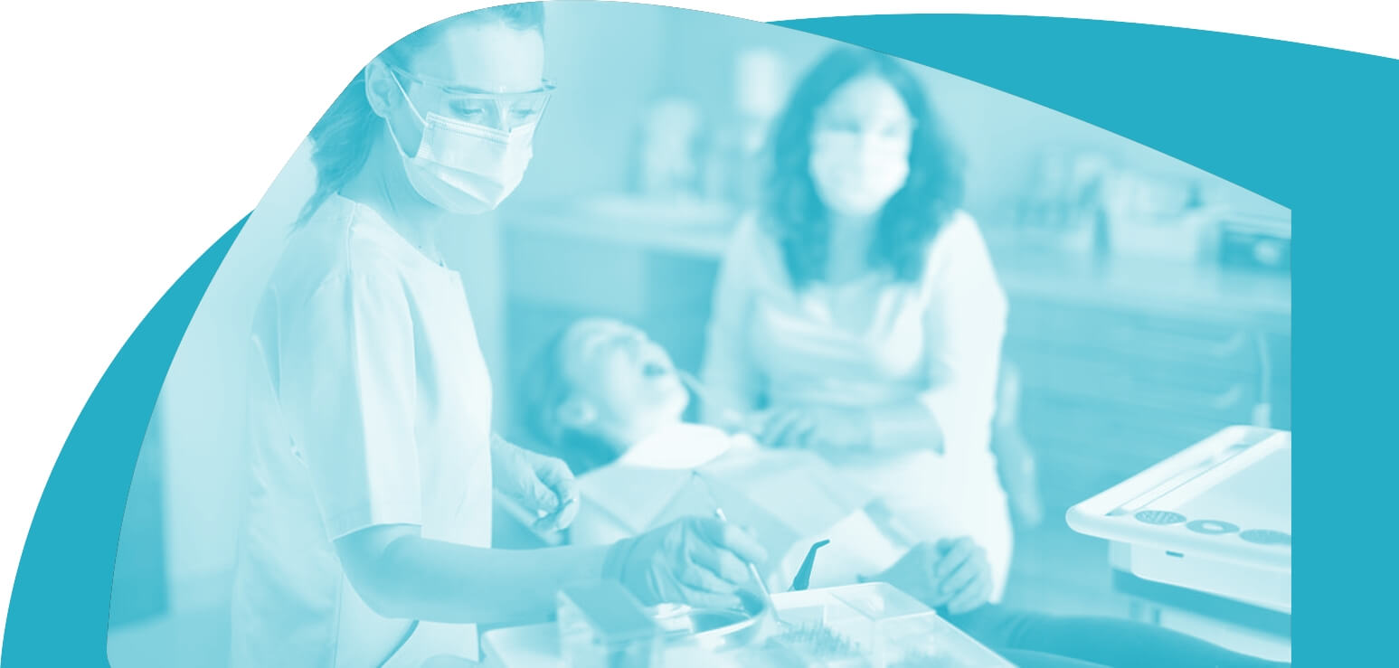 Detail zákroku na modrom pozadí