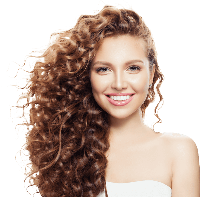 Krásne mladé kučeravé dievča sa spokojnie usmieva vďaka dentálnej starostlivosti Prodental